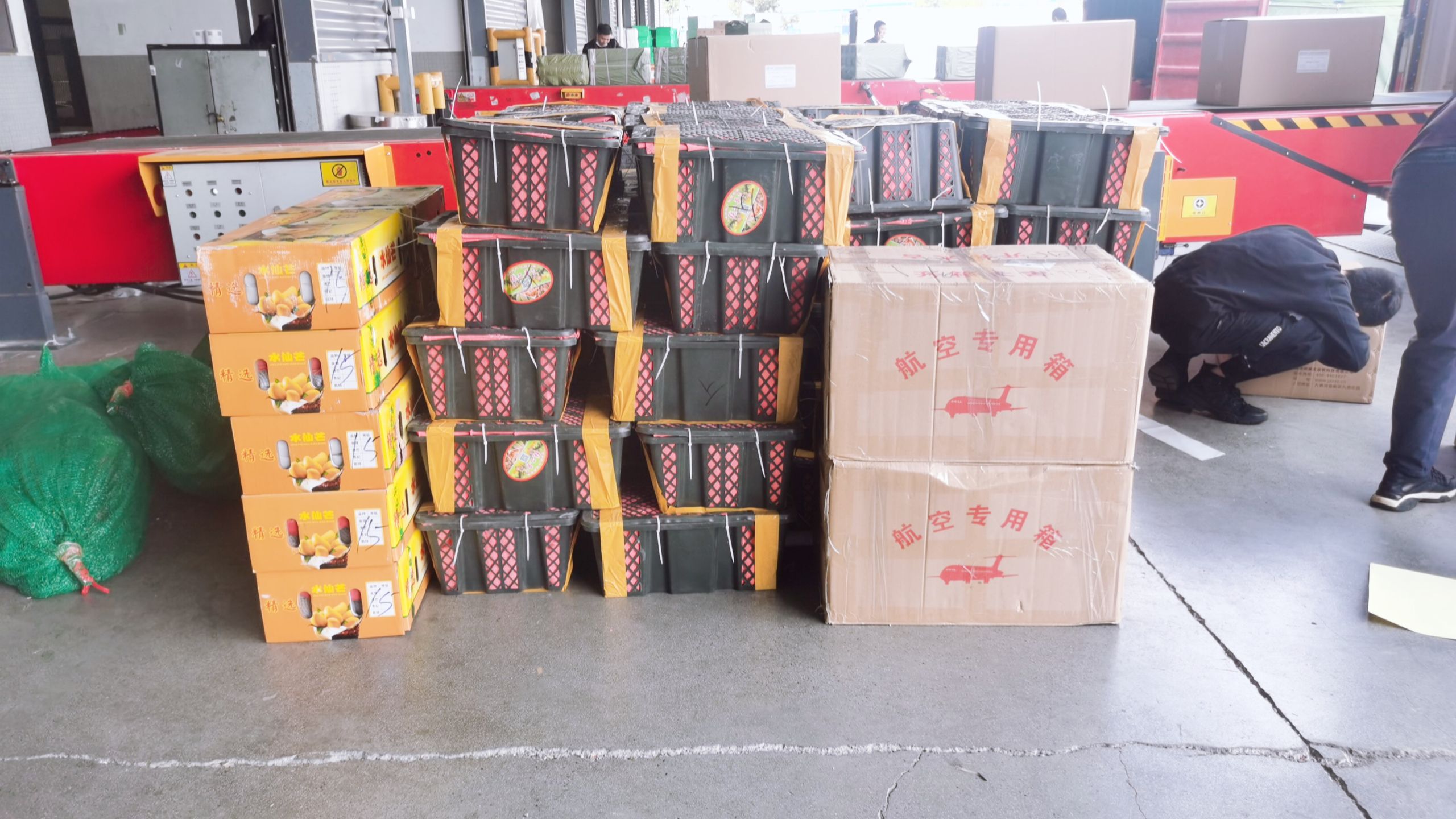 那么首先我們應該知道特殊物品是什么東西？特殊物品運輸

1、活體動植物(或動植物制品)----需動植物檢疫站頒發的動植物檢疫證書。

2、麻醉藥品----需衛生部藥政管理局發的麻醉品運輸憑證。

3、音像制品----需省社會文化管理委員會辦公室發的音像制品運輸傳遞證明。

4、罐裝液體、粉狀物品----需出產廠家的物品性質證明。

5、海鮮----不同地方需要不同的海鮮包裝箱。南航和白云機場分別要用其指定的專用箱,單用泡沫箱不能裝機，需外加紙箱并打包帶。

6、玻璃必須訂封閉木箱，打三角架。

7、違禁品----爆炸品(如炸藥)、壓縮氣體和液壓氣體(如煤氣)、易燃易爆液體或固體、氧化劑和有機過氧化物(乒乓球)、毒品和感染性物品(如白粉)、放射性物品、腐蝕品(如硫酸)、磁性物品、麻醉物品、電池等;

尺寸重量限制

1、根據航班機型及始發站、中轉站和目的站機場的設備條件、裝卸能力確定可收運貨的最大重量和尺寸。

2、非寬體飛機，單件貨物重量一般不超過80千克，尺寸以不超過航線機型的貨艙門尺寸、宜，機型 前、后貨艙門 散裝貨艙門 收貨尺寸備注

3、貨物的最小尺寸除可直接隨附貨運單的文件、信函類貨物外，其它貨物的長、寬、高之不得小于40厘米。低于以上標準者，由托運人加大包裝。
